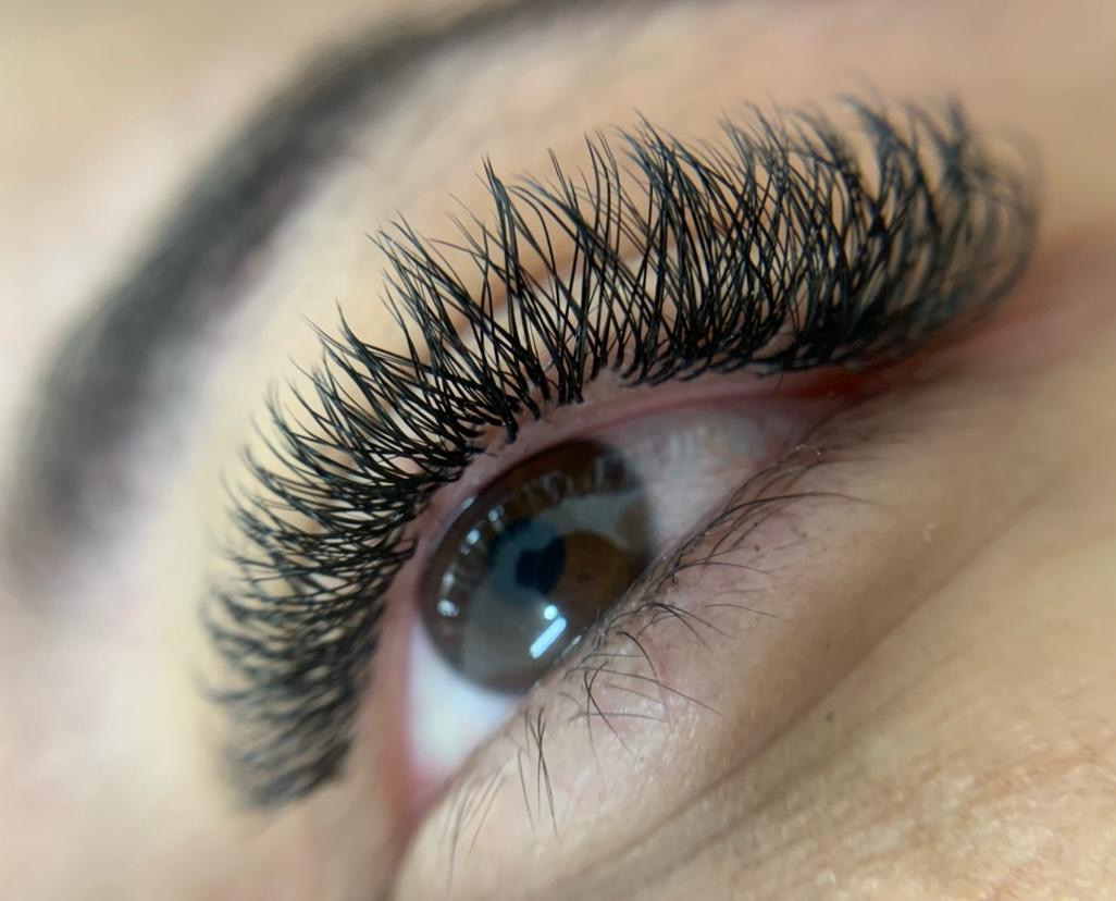 Imagem do serviço de Manutenção de extensão de cílios Volume Brasileiro